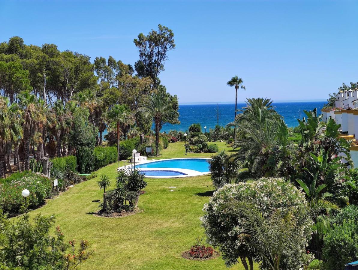 Spacious Beachfront Town House In Estepona With Fully Equipped Kitchen, Pools, Garden, Sea View Exterior photo