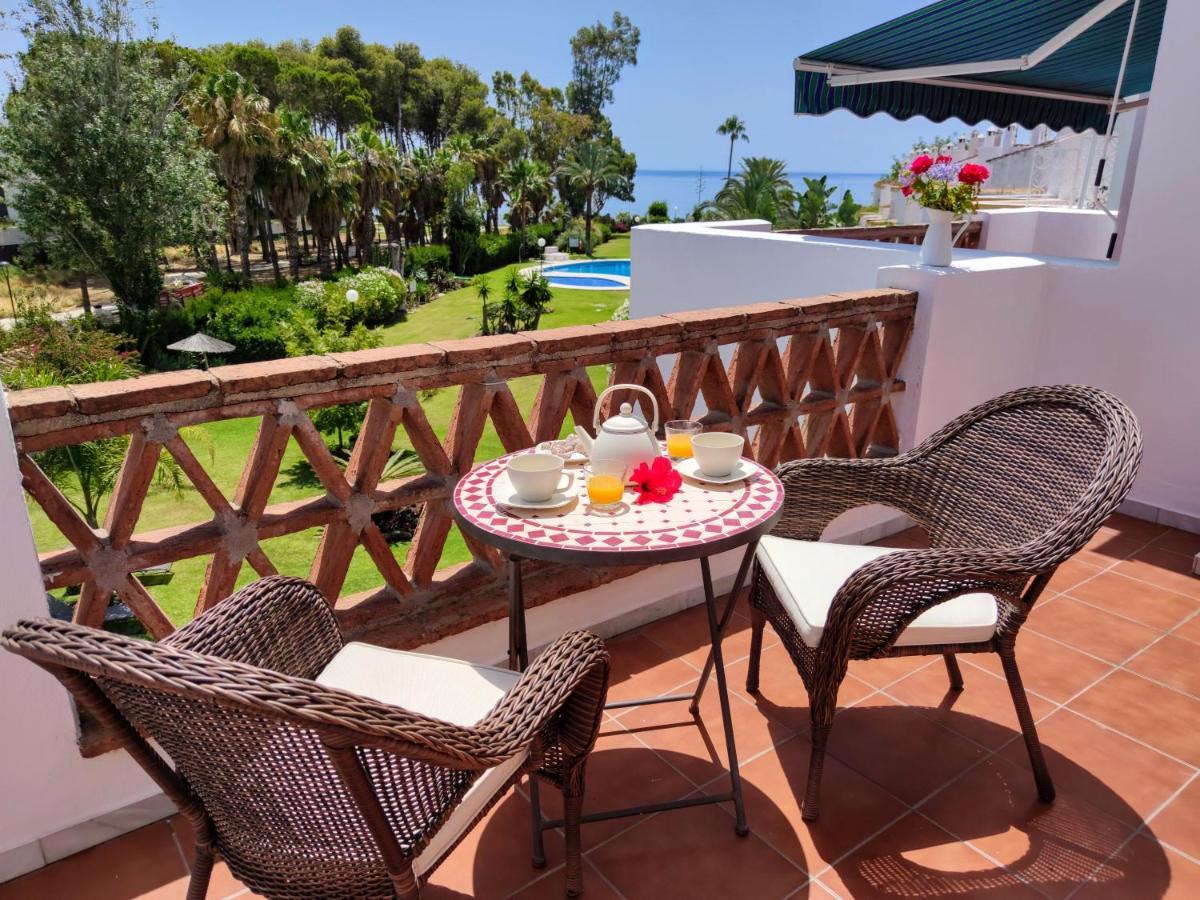 Spacious Beachfront Town House In Estepona With Fully Equipped Kitchen, Pools, Garden, Sea View Exterior photo