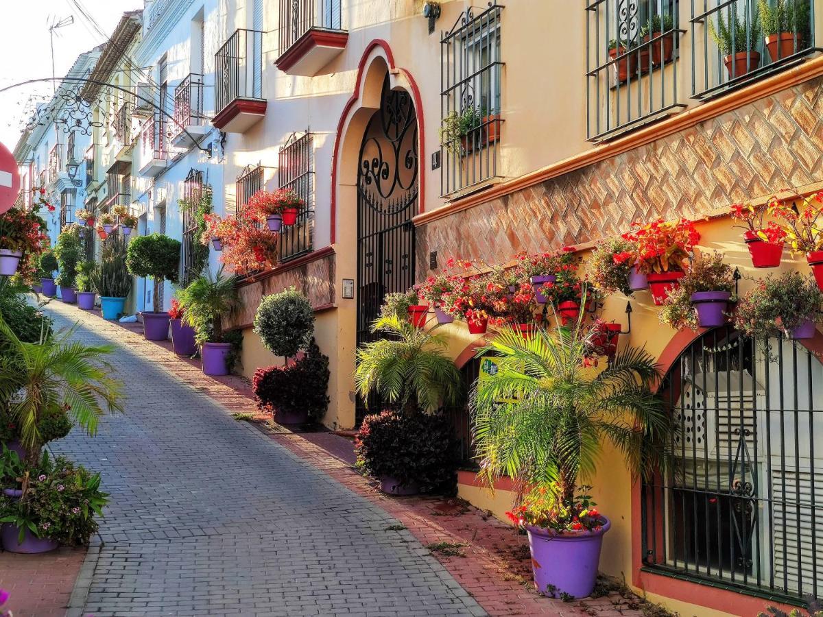 Spacious Beachfront Town House In Estepona With Fully Equipped Kitchen, Pools, Garden, Sea View Exterior photo