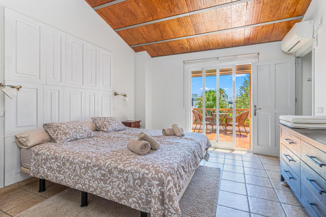 Spacious Beachfront Town House In Estepona With Fully Equipped Kitchen, Pools, Garden, Sea View Exterior photo