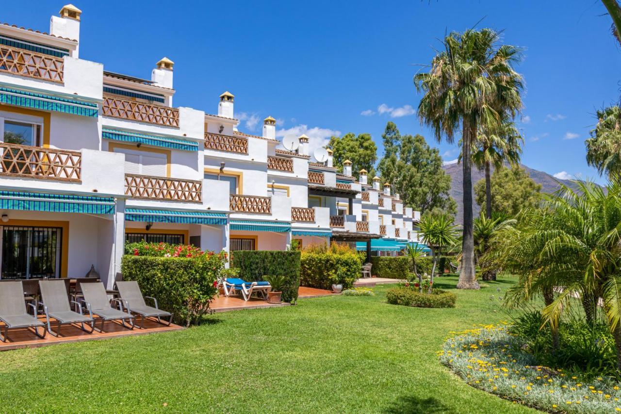 Spacious Beachfront Town House In Estepona With Fully Equipped Kitchen, Pools, Garden, Sea View Exterior photo