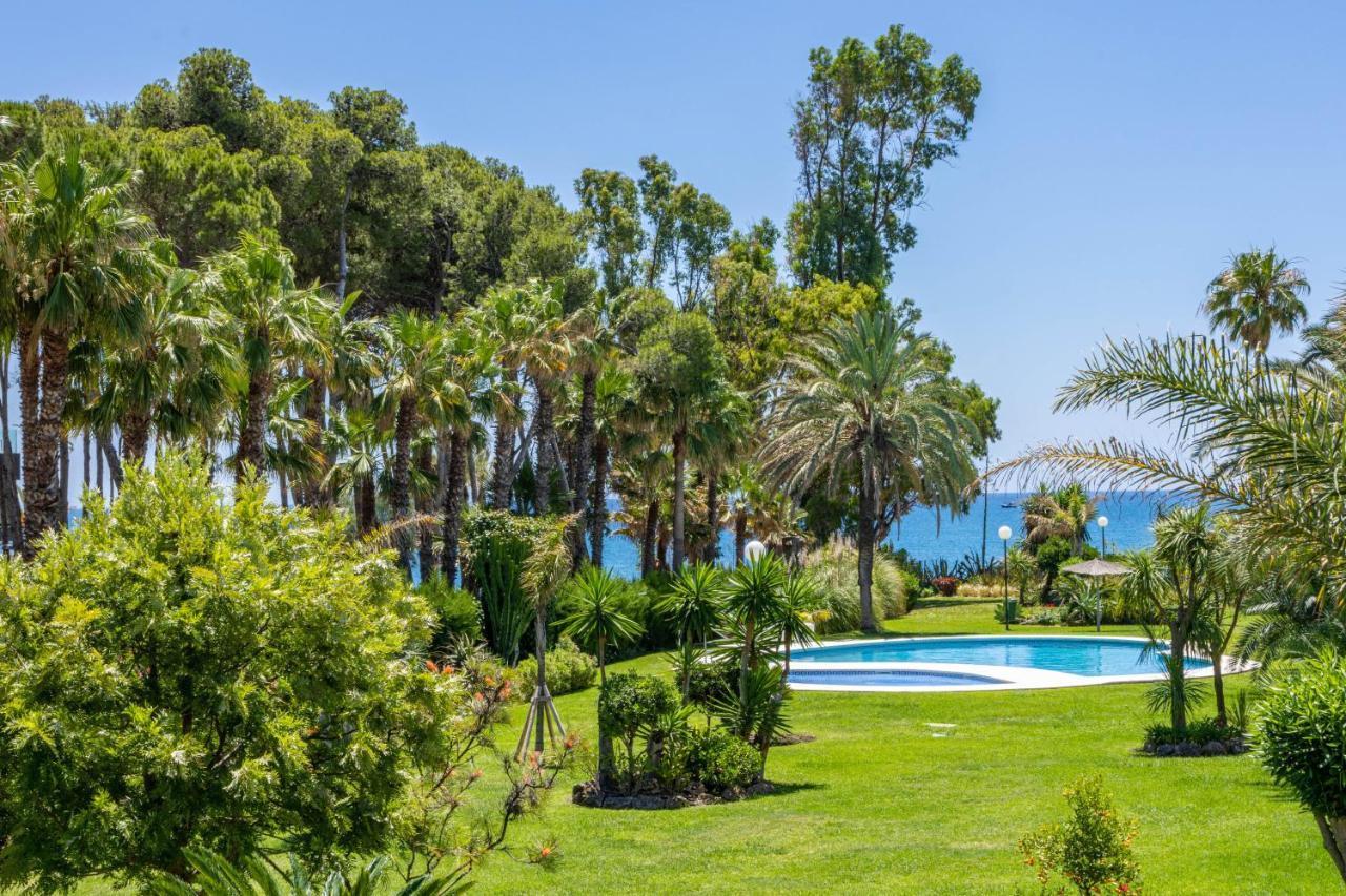 Spacious Beachfront Town House In Estepona With Fully Equipped Kitchen, Pools, Garden, Sea View Exterior photo