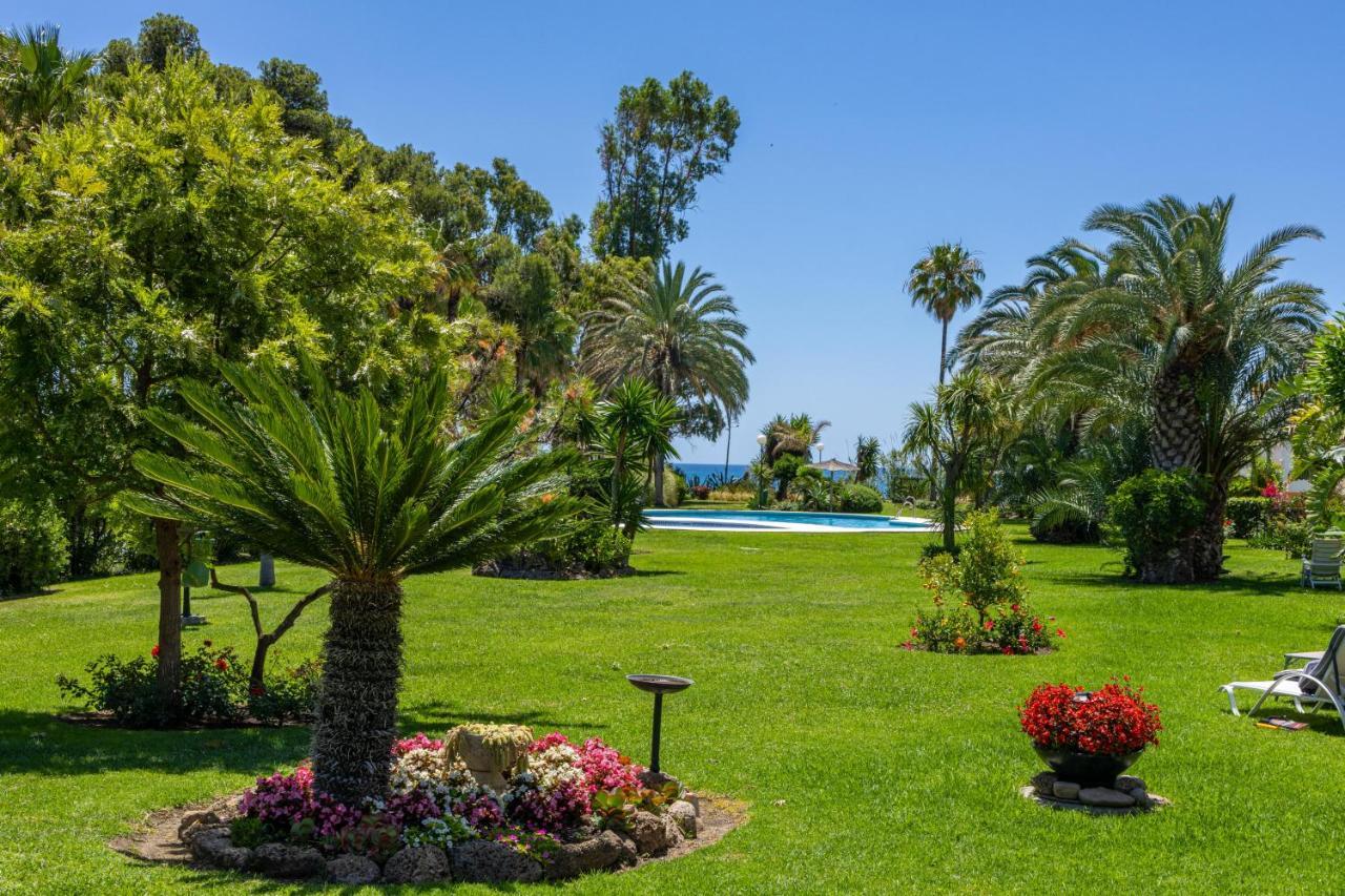 Spacious Beachfront Town House In Estepona With Fully Equipped Kitchen, Pools, Garden, Sea View Exterior photo
