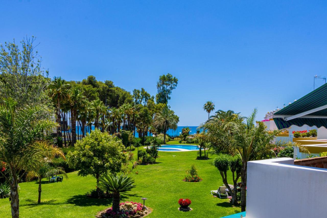 Spacious Beachfront Town House In Estepona With Fully Equipped Kitchen, Pools, Garden, Sea View Exterior photo