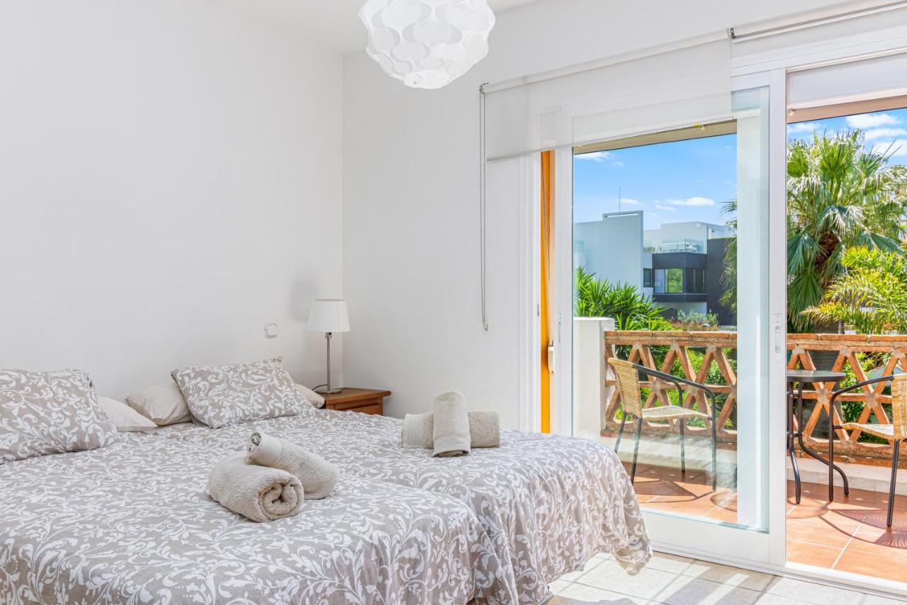 Spacious Beachfront Town House In Estepona With Fully Equipped Kitchen, Pools, Garden, Sea View Exterior photo