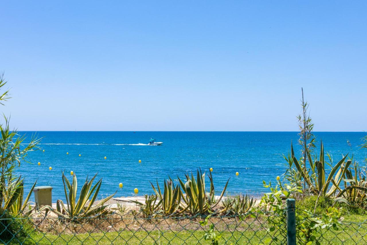 Spacious Beachfront Town House In Estepona With Fully Equipped Kitchen, Pools, Garden, Sea View Exterior photo